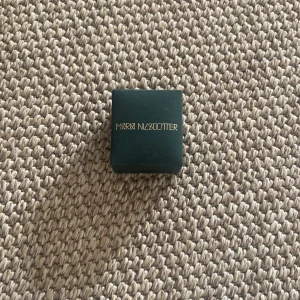 Maria Nilsdotter Örhänge - Säljer nu detta super fina örhänge från Maria Nilsdotter i silver, hör av dig om intresse💗💗