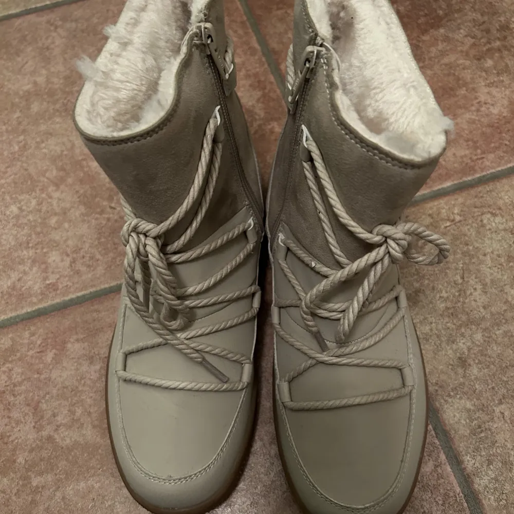 Inuikii liknande skor i stl 39, helt nya och oanvända. 400kr. Skor.