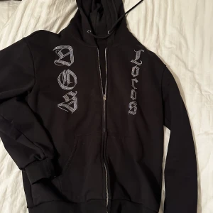 Dos locos rhinestone tröja - Säljer min Rhinestone tröja från Dos Locos, tröjan är i 10/10 skick och mitt pris är 300kr.