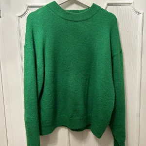 Stickad tröja  - Jätteskön tröja som inte längre kommer till användning. Använd ett fåtal gånger, men är i hyfsat bra skick.💚