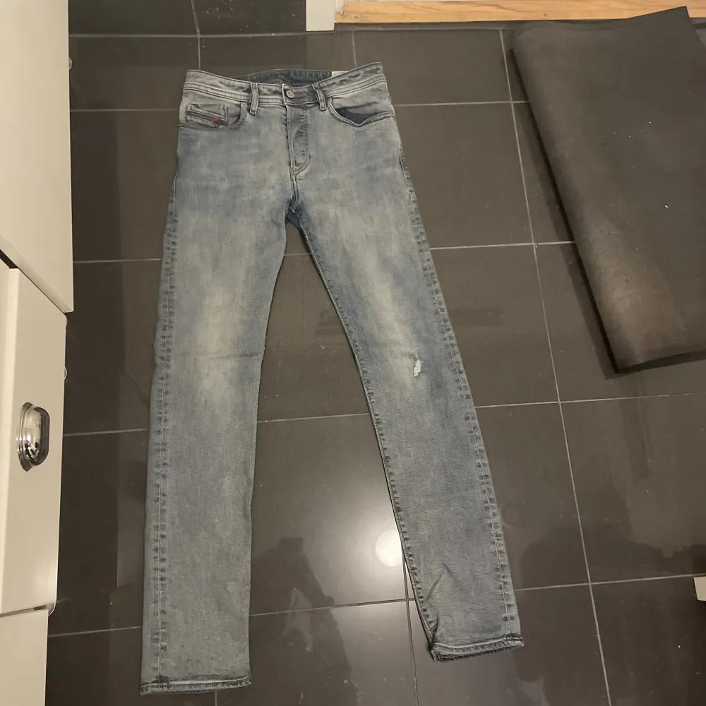 Tja  Säljer nu mina Diesel jeans. Strl W28 L32 Byxorna är i bra skicka har dock ett litet hål/märke vid grenen. Om du är intresserad kan jag skicka mer bilder. Köparen står för frakten.. Jeans & Byxor.