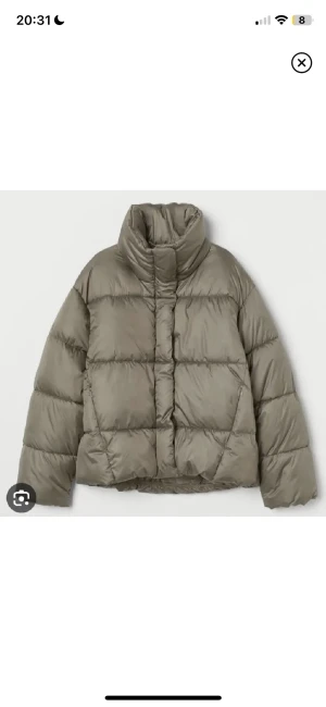 Puffer jacket - Säljer denna supersnygga och eftertraktade pufferjacka från hm💕💕beige/grön färg, perfekt till vintern! Lite större i storleken, passar mig som vanligtvis har xs-m
