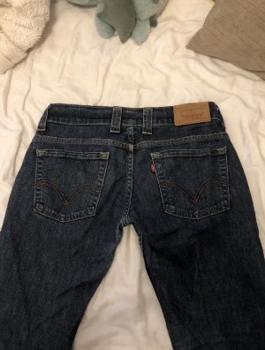 Lågmudjade jeans - Lågmidjade jeans, bra skick, slits på bena.