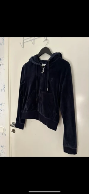 Juicy couture mörkblå  - Mörkblå tröja från juicy som inte kommer till användning längre i storlek M men sitter som S. Inga defekter. Pris kan diskuteras 