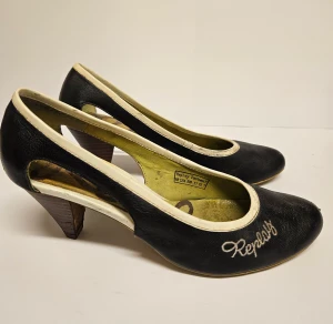 Pumps från Replay - Extremt välanvända och älskade pumps från Replay.  Har inte försökt tvätta dem utan de säljs i befintligt skick och går säkert att piffa till mer. Storlek 37. Nypris över 1500 kr.  Är det någon som vill ge dom lite kärlek och ett andra liv?