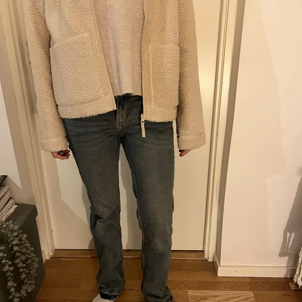 Supersnygga bootcutjeans från H&M som enbart har används fåtal gånger. Jeansen är i storlek 38 med passar även er som bär storlek 36 (modellen är 174 cm lång och jeansen passar perfekt i längden!)💘. Jeans & Byxor.