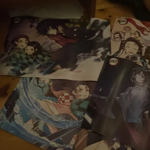 demon slayer posters (7styck) - säljer dessa demon slayer posters då jag inte är lika intresserad av det längre! inga tydliga defekter mer än pytte små hål vid vissa kanter som knappt är synliga när jag har satt upp dom. alla är inkluderade!!