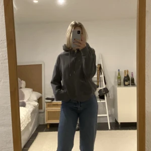 Hoodie - Grå Hoodie! Säljer pga av att jag inte använder plagget längre. Storlek: XS. Skick, Helt okej, väldigt lite slitage vid mudden på armen (syns knappt).