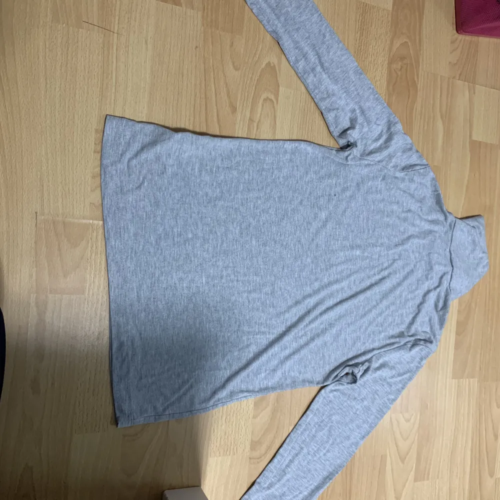 H&M basic turtleneck I Storlek S, inte använd och är i bra skick❤️. T-paidat.