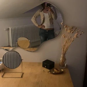 Stickad långärmad tröja - Jätte fin tröja från neo noir, kommer ej till användning där av den har blivit för liten. Fint skick men lite knopprig. Har mest använt den som än trekvartärmad kofta. 