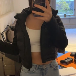 Kort svart jacka  - Kort svart jacka från Zara i storlek S. Ganska ny Använt bara få antal gånger ❤️