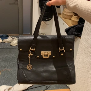 DKNY - En jättefin DKNY väska!! Få tals gånger använd!! Inga defekter❤️❤️äkta skinn🙌🏼👍💕NY PRIS 3000🙌🏼👍❤️