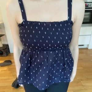 Linne - Marinblått linne med vitt mönster från Only, säljer då linnet sällan användts💗