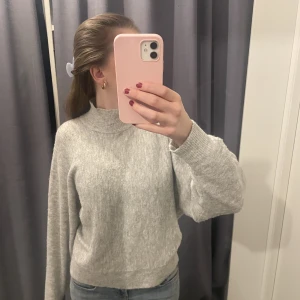 Stickad tröja - Stickad tröja från H&M, tröjan är lite nopprig (se bild 2) men iget man tänker på☺️