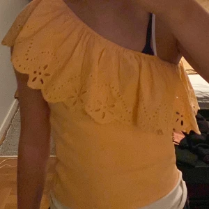 Somrig topp🧡 - Säljer denna topp från zara använd 2 ggr fint skick🧡
