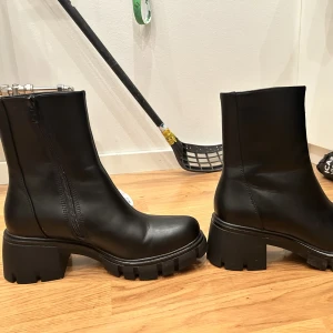 Boots/kängor - Köpte dessa för 1 månad sedan i syfte att ha dom som vinterskor men det är mer vår/höst skor så därför säljer jag dessa då jag själv vill ha ett par varmare. Aldrig använda. Köpt för 800, säljer för 680kr