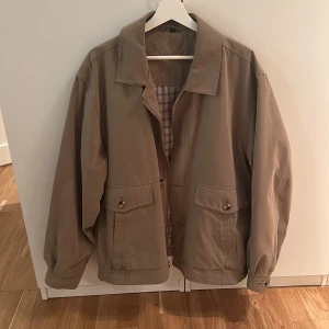 Beige jacka - Snygg jacka i bra skick. Har två innefickor ich en ganska oversized modell.