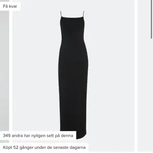 Säljer denna fina svarta klänning från bikbok. Innertyget har blivit lite smått nopprigt men överlag jättefint skick