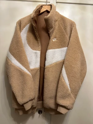 Nike jacka  - Härlig varm och fluffig Nike jacka. Inte använd så många gånger. Inköpt i våras 2023. Nypris 1200:-