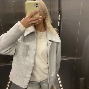 Grå NA-KD kappa - Säljer min kappa från NA-KD då den inte kommer till användning💘💘 Säljer även en likadan fast beige 