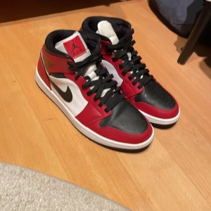 Nike Air Jordan 1s - Använder ej längre, använda fåtal gånger Jordan 1 mid Chicago Red Black Toe Kan gå ner lite vid snabb affär