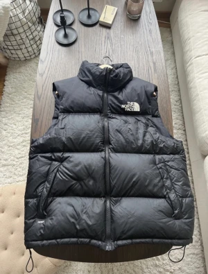 The north face vest  - The north face vest i svart storlek L. Använd ett par gånger, finns lite skav på vänster axeln men annars bra skick. Köpt för 2 999 kr. Pris kan diskuteras vid snabb affär. 