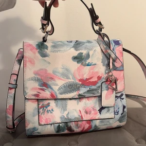 Ny Guess väska - Ny kondition  Mått: 24cm bred och 10cm djup och 25cm lång