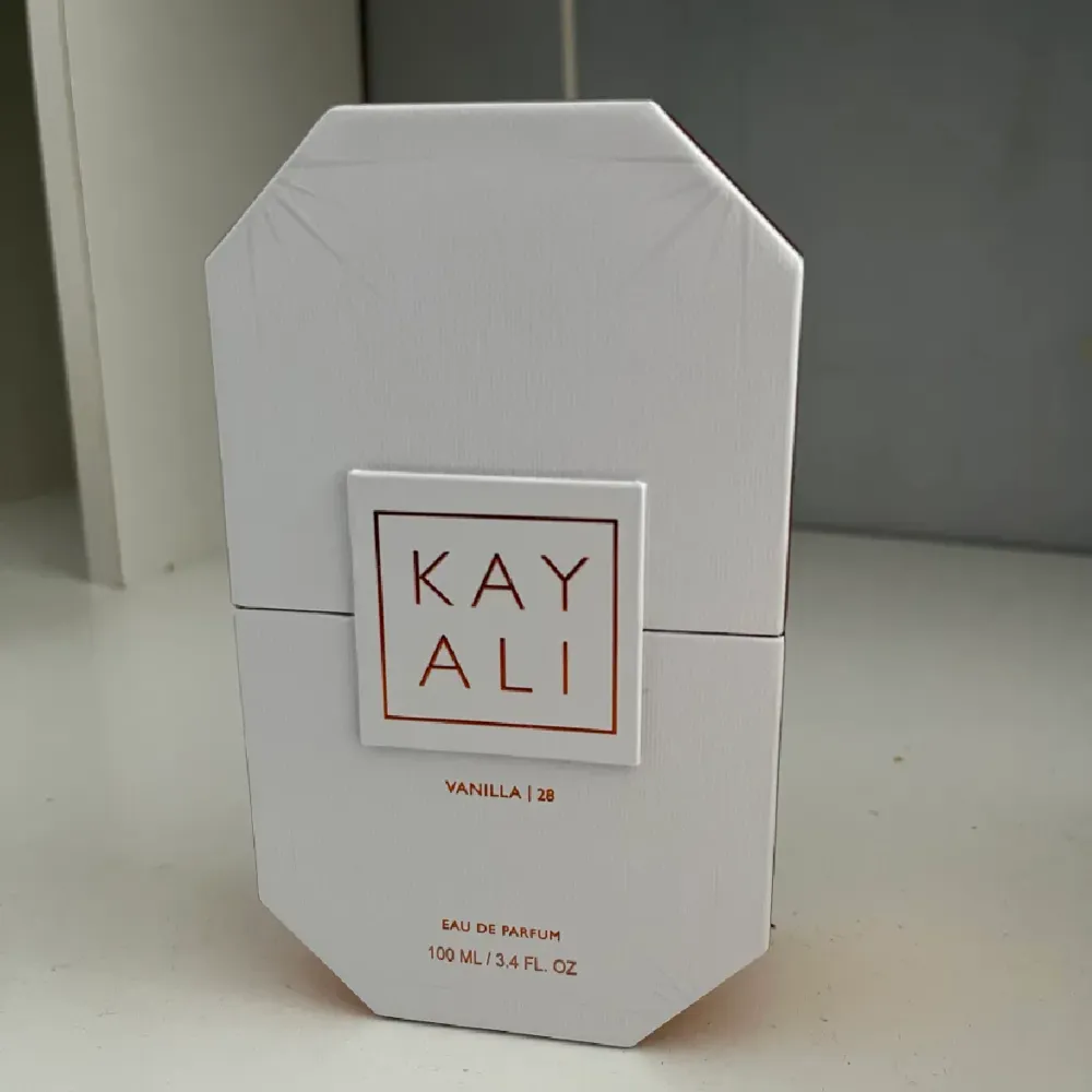 Jag säljer en ny Vanilla 28 Kayali parfym i sin förpackning. Köpte två 100 milliliters-flaskorav samma doft från SEPHORA, säljer en här. Nypris 1300 kr. . Accessoarer.