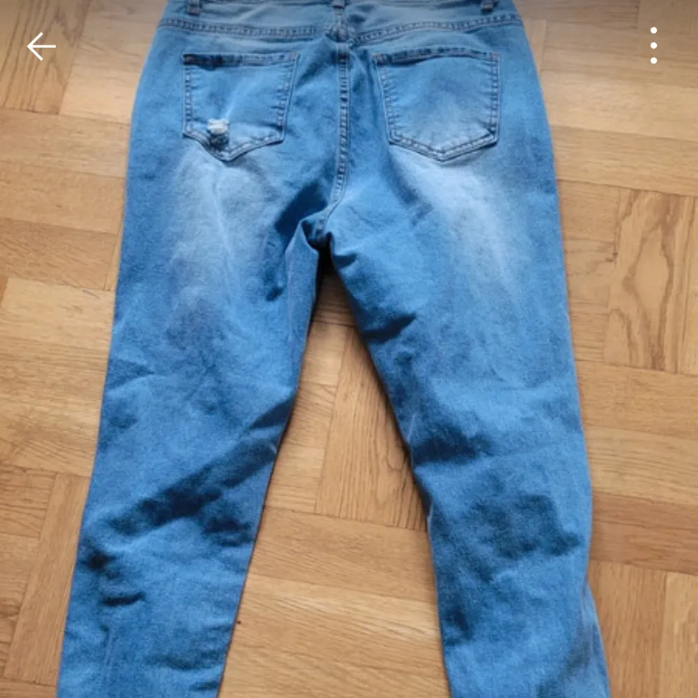 Helt oanvända jeans från shein storlek L . Jeans & Byxor.