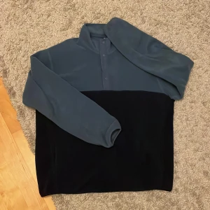 Fleecetröja - En snygg ich jätteskän fleecetröja från Uniqlo, bra skick! Skriv för fler bilder eller eventuella frågor! (Tveka inte på att prisförhandla!!)💕