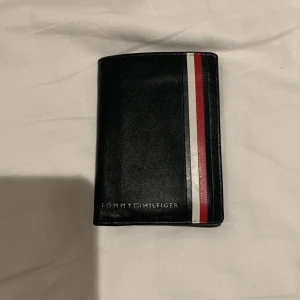 Tommy hilfiger plånbok  - Jätte snygg Tommy Hilfiger plånbok 