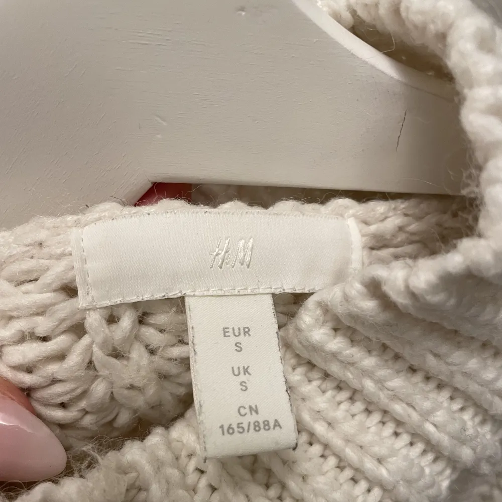 Stickad tröja från H&M! Säljer då jag inte använder längre, tycker verkligen om den men har nästan aldrig använt den🙌🏼 . Stickat.