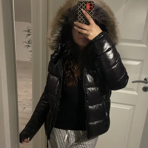 Vinterjacka  - Säljer min jacka från Superdry som jag köpte förra vintern men tyvärr inte kom till någon användning. Storlek 36 men sitter lite tightare (närmre en 34) 
