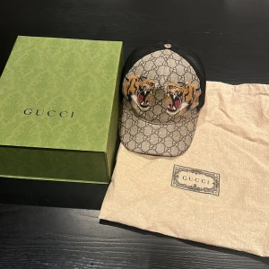 Keps  - Jag säljer min Gucci keps eftersom att jag har bytt stil. Den är i bra skick och är använd en sommar. Kvitto medföljer såklart. Denna keps går inte att få tag på och säljer den ganska billigt.  Storlek: L 59cm Nypris: 3250kr 