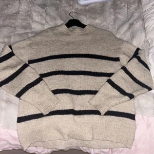 Stickad tröja  - Jättesöt och trendig stickad tröja ifrån H&M k storlek S💞