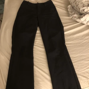Kostymbyxor bikbok - Säljer dessa utsvängda kostymbyxor från bikbok för att dom blivit alldeles för små för mig, älskar dessa byxor, så fina på, men tyvär blivit för små. Dom är använda men i fint skick. 