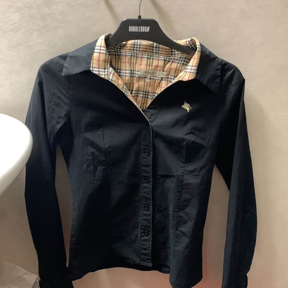 Burberry skjorta i storlek Xs på bild står det XL men det har blivit mindre i tvätten. Inga defekter, helt felfri. Säljer en aning billigare pågrund av att jag oftast bara säljer herr kläder 😇. Skjortor.