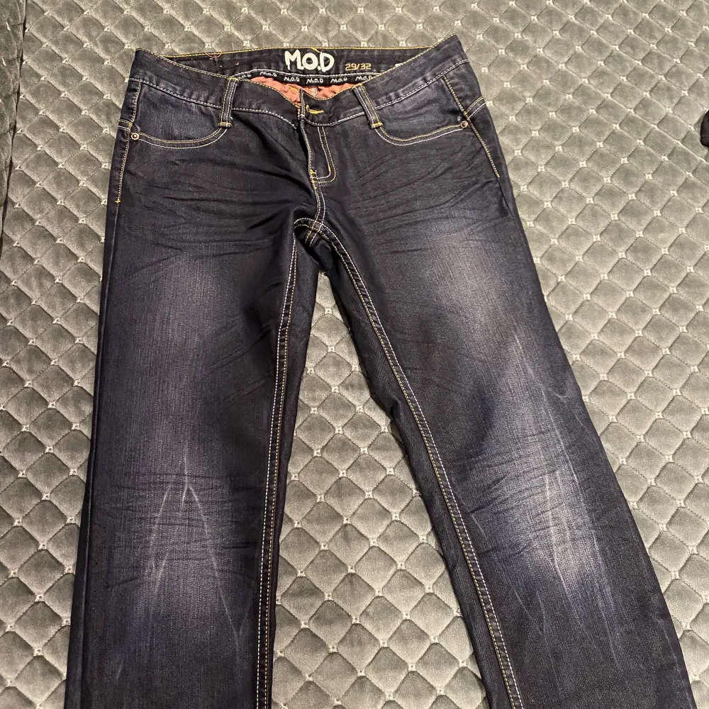 Säljer dessa AS balla lågmidjade jeans från M.O.D i strl 29/32, aldrig använda eftersom beställde de i fel strl🌶️. Jeans & Byxor.