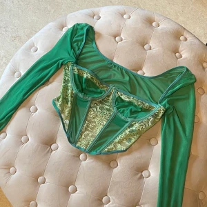 Korsettliknande topp (M), 50 SEK - Korsettliknande topp från Shein i strl M. Skick - nyskick, har aldrig använts. Toppen på sista bilden är i en mindre strl som jag bär. Säljer toppen då den var för stor. Nypris: 119 SEK. 💚