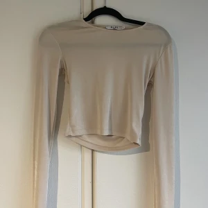 Långärmad topp NA-KD - Långärmad topp från NAKD. Beige. Öppen rygg detalj🥰🫶🏽