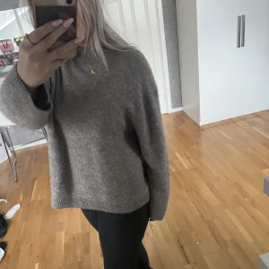 Alpaca blend stickad tröja - Stickad tröja i alpaca blend, använd fåtal gånger, storlek: M❤️ köparen står alltid för frakten, om du har fler frågor så är det bara att skriva❤️