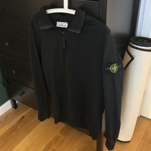 Half zip stone island  - Säljer stone island half zip. Mycket fint skick  Storlek medium  Färg svart Nu pris: 3500