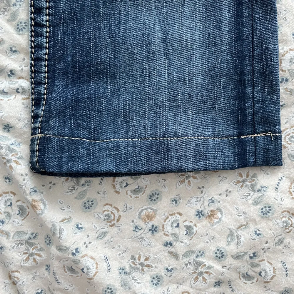 Ett par miss me jeans med drömfångarmotiv. Byxorna är mid-rise och bootcut. Jag har sytt upp byxorna (se bild 3) så att dom passar mig som är 162 cm lång. Byxorna är köpte för ca 2.5 månad sen, från slottsbutiken. Nypris: 1699kr.🩷. Jeans & Byxor.