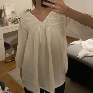 Vit blus - Säljer denna vita blusen som har trekvarts ärmar. 