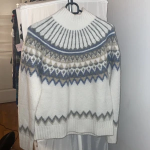 Tröja  - Super mysig snygg stickad tröja köpt second hand för 800 kr. Precis som ny inga defekter eller nopprig 