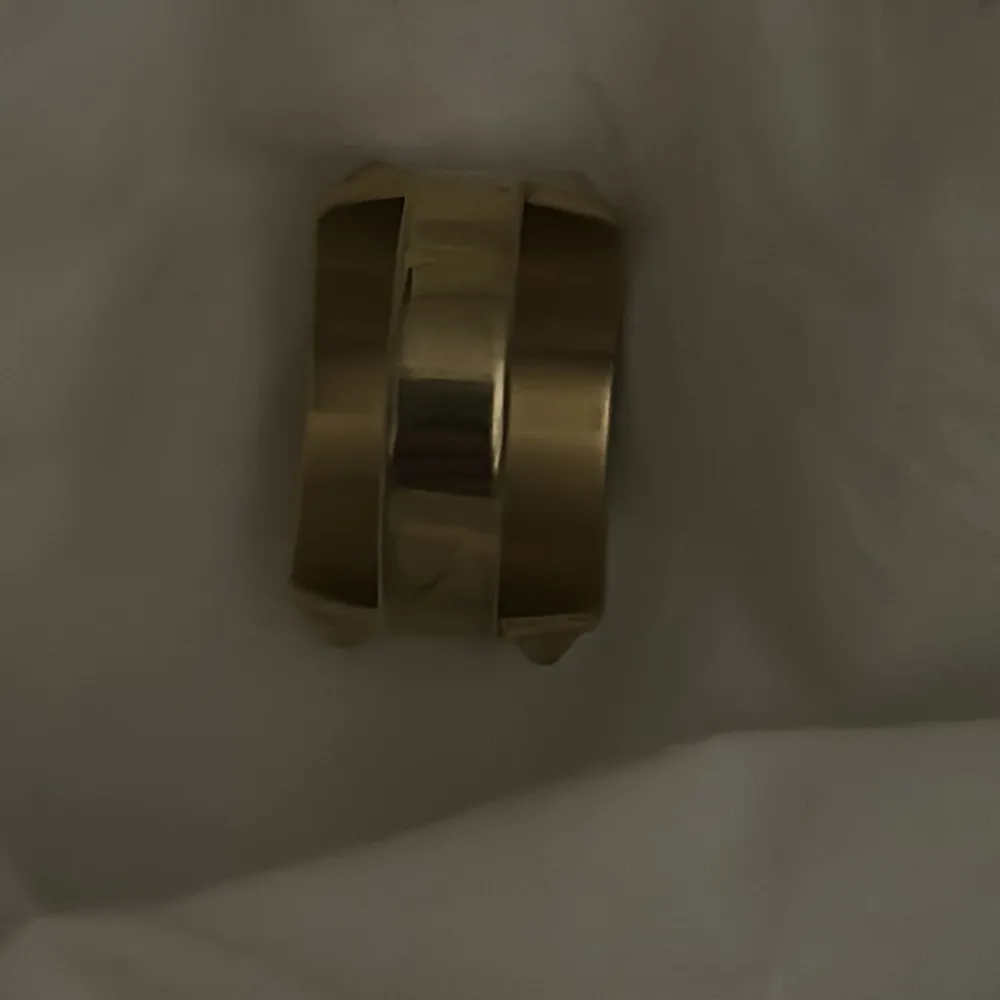Edblads ring knappt använd har lite repor på baksidan av ringen men inget som syns på.. Accessoarer.