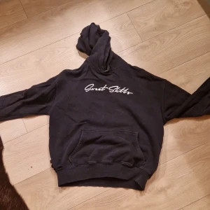 Sweet Sktbs Hoodie - Dåligt skick, hål i botten och i slutet av armarna