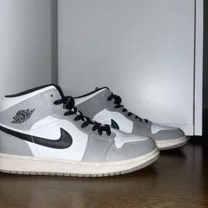 Jordan 1s - Säljer nu mina Jordan 1 (light smoke grey) som är i fantastiskt skick! Knappt creasade och väl omhändertagna, nästan som nya☺️storlek 41. Nypris omkring 2700