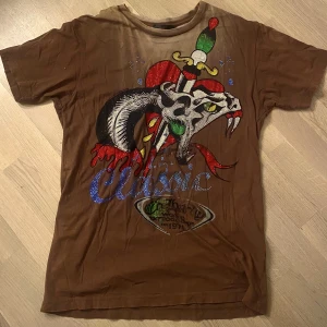 Ed hardy t-shirt - Köptes utomlands för ett år sen, aldrig kommit till användning så jag säljer äntligen den. Nypris: 1200kr