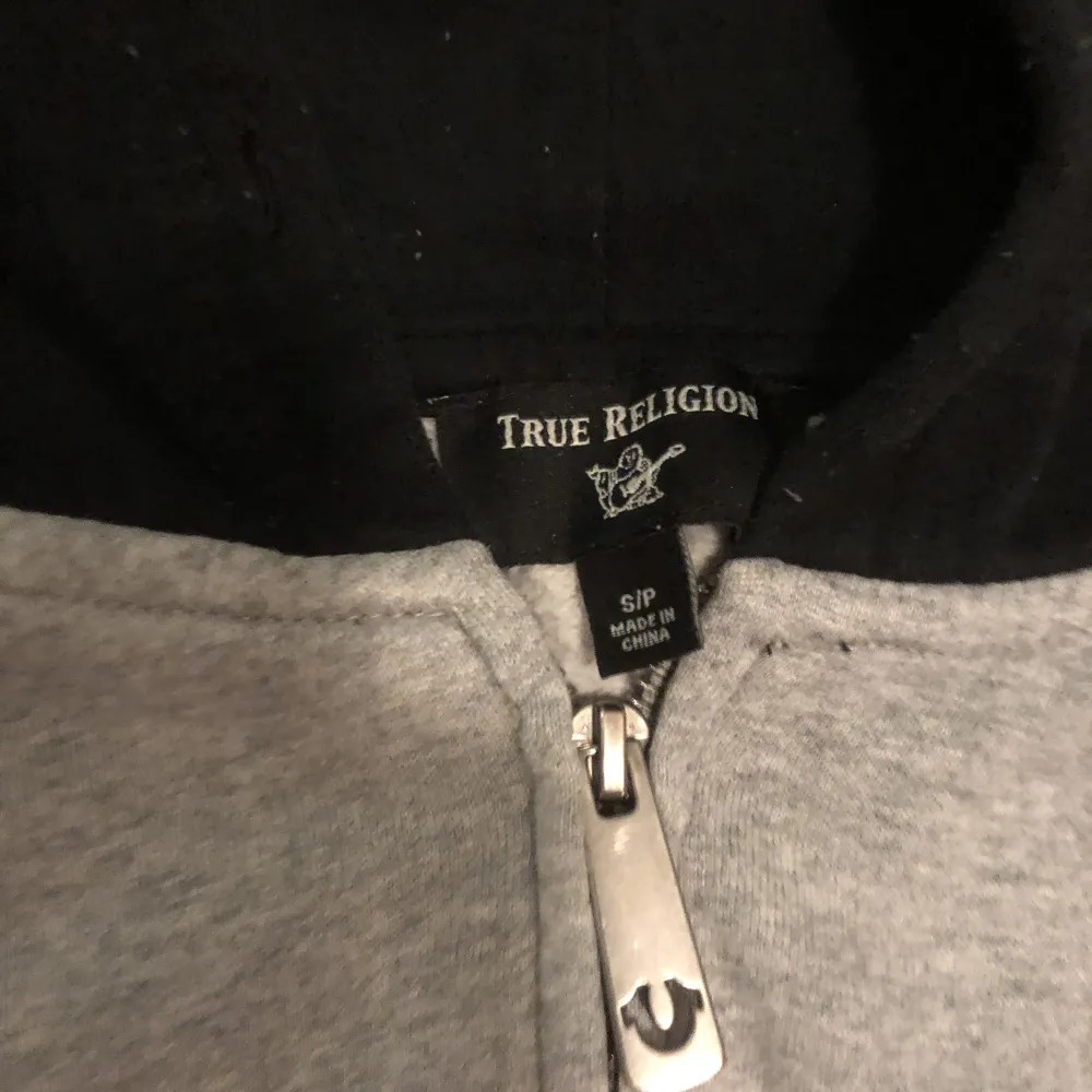 Tja! Säljer nu denna true religion tröjan. Den är i bra skick och inga defekter (fläcken är vatten). Den är size S och 65cm lång. Skriv privat för fler frågor . Hoodies.